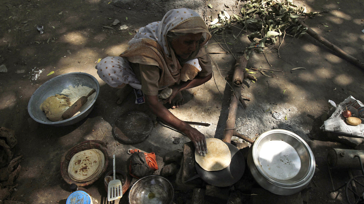 I delar av Indien tror man att mensen kan förorena maten.