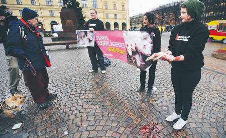Nu har aktivister från Djurrättsalliansen bestämt sig för att vittna mot Hultström och därmed röja sin anonymitet.