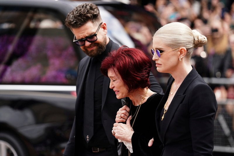 Jack, Sharon och Kelly Osbourne i begravningsföljet. 
