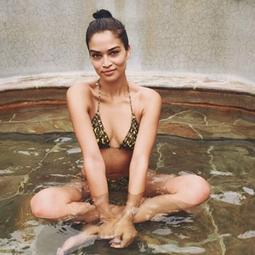 Shanina Shaik tar ett bad i en varm källa. Shanina Shaik tar ett bad i en varm källa.