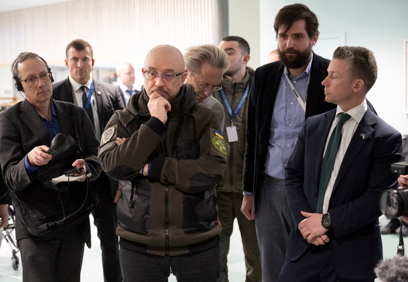 Allvarliga miner när soldaterna berättar om sina skador och prognoser. Ukrainas försvarsminister Oleksij Reznikov (i luvtröja) bredvid försvarsminister Pål Jonson (M).