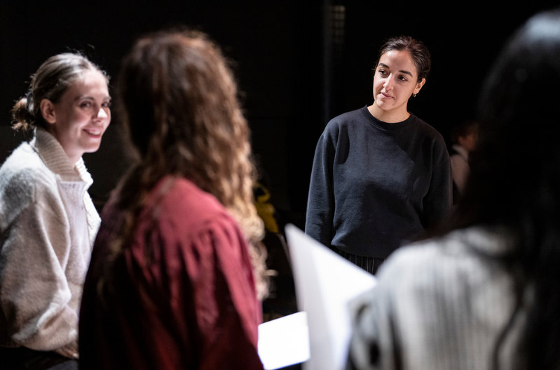 Manus har skrivits av Arina Katchinskaia (t v), som också spelar en av de tre Malmötjejerna i pjäsen, och regissören Sara Khaledi (t h).