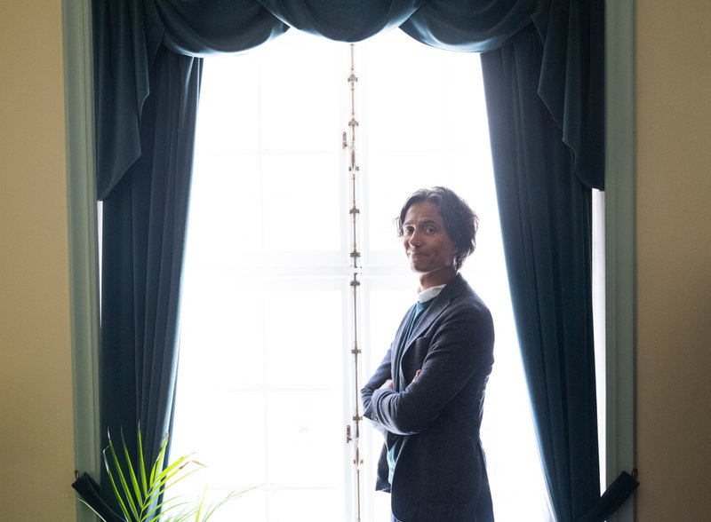 Nyinflyttade Brooklyn-bon Jonas Hassen Khemiri är på tillfälligt besök i Stockholm för premiären. 'Jag har nog aldrig bott på hotell i Stockholm förrän nu. Det här har ju alltid varit min stad', säger han.