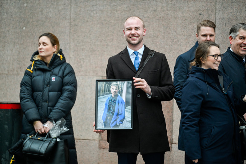 Douglas Thor, ordförande i Moderata ungdomsförbundet, hade med sig ett porträtt av en ung Ulf Kristersson under hans tid som Muf-ordförande.