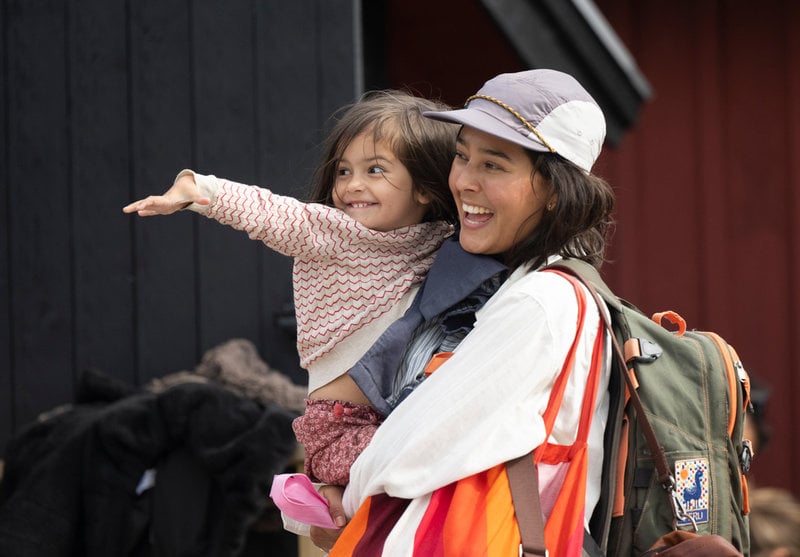 Nora Rios säger att hon i rollen som Malin försökt jobba fram en varm och kärleksfull modersgestalt: "Det ska finnas värme i familjen, det har varit viktigt". Till vänster om henne: Clara Wachtmeister da Silva som spelar dottern Skrållan.