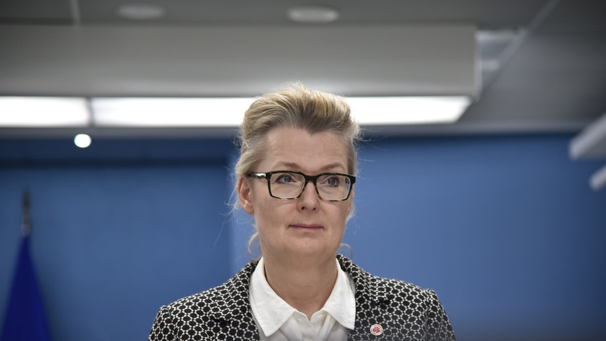 Skolminister Lina Axelsson Kihlblom (S) under fredagens pressträff.