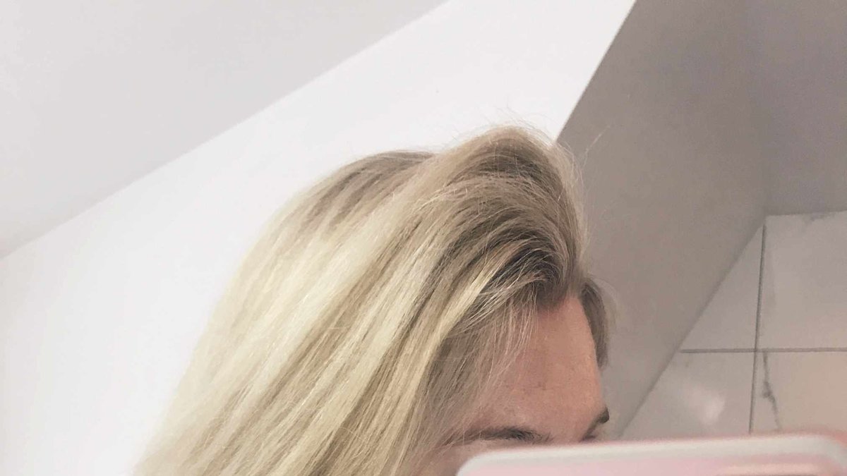 Håret i fokus när Blondinbella får ta skit från läsarna