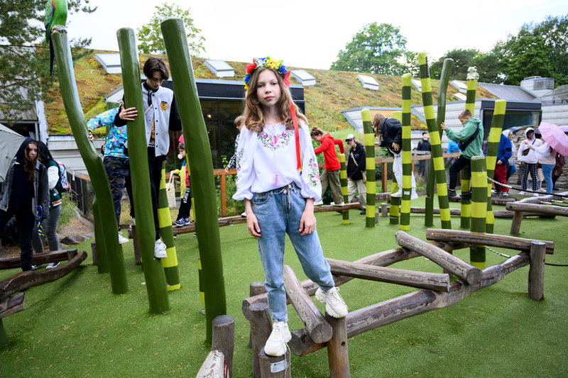 Maria har på sig den traditionellt broderade skjortan vysjyvanka på Skansenbesöket: 'Jag saknar min mamma och mina kompisar', säger hon.