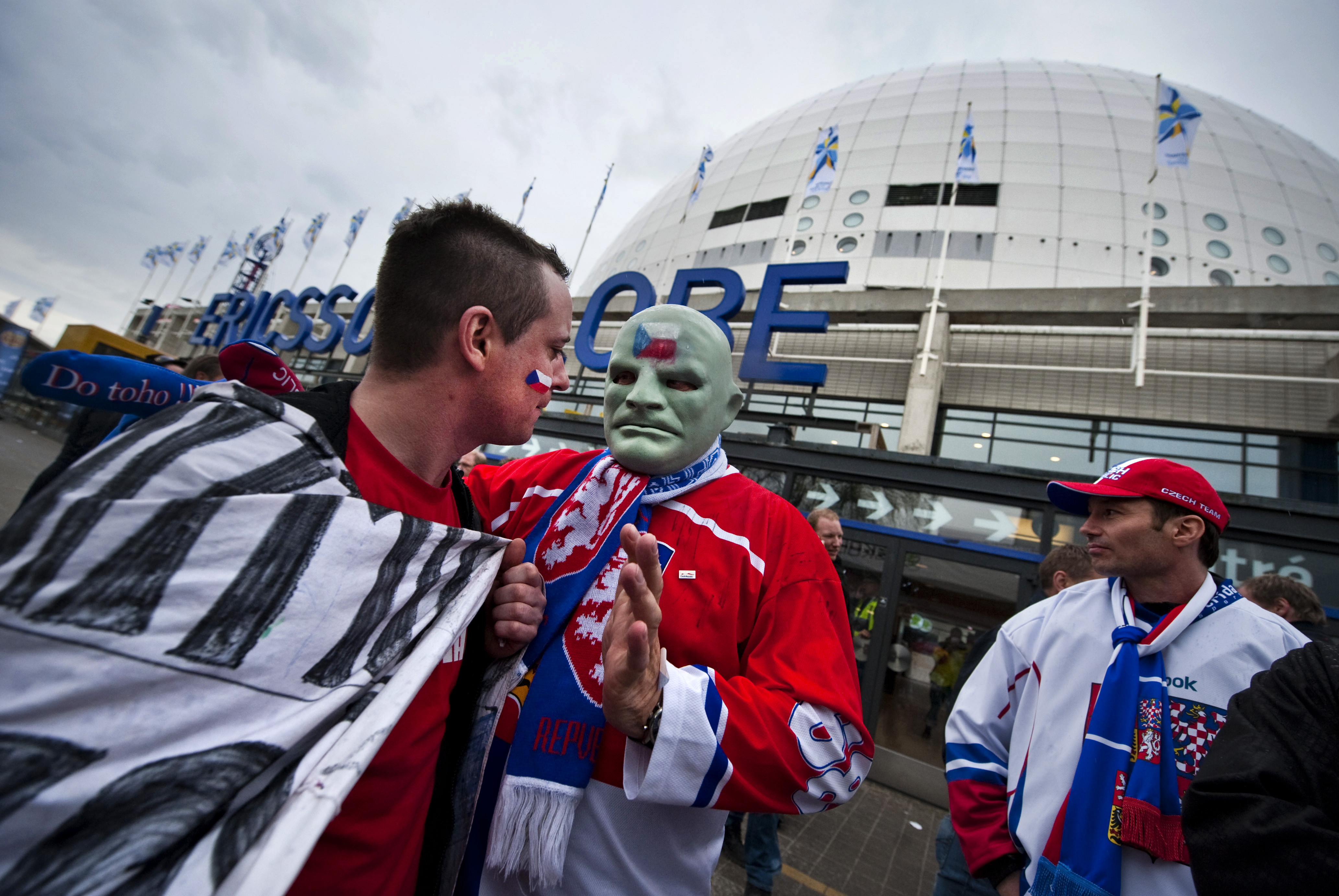 Tjeckiska supportrar laddar upp inför sitt lags drabbning med Danmark i Globen. Tjeckiska supportrar laddar upp inför sitt lags drabbning med Danmark i Globen.