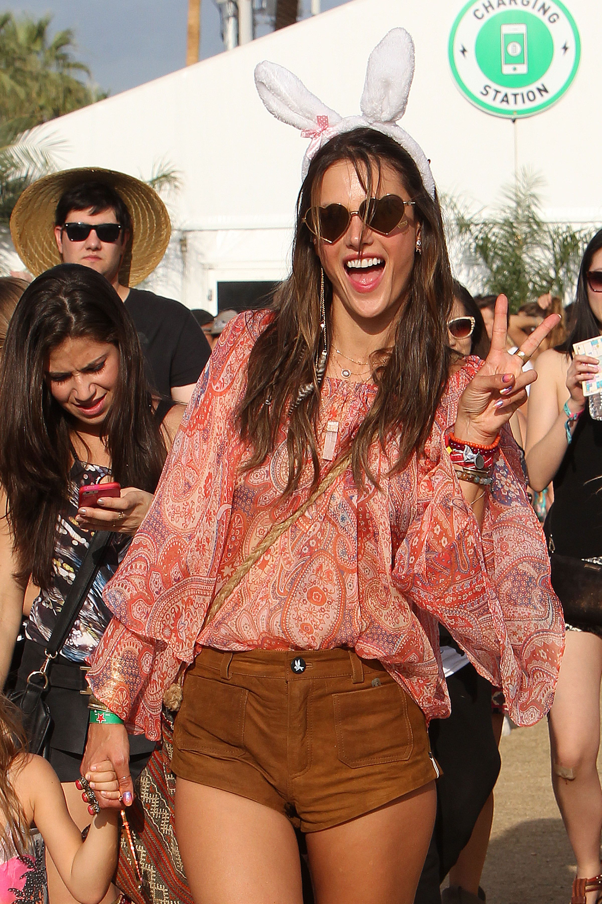 Alessandra Ambrosio var cool i kaninöron. Alessandra Ambrosio var cool i kaninöron.