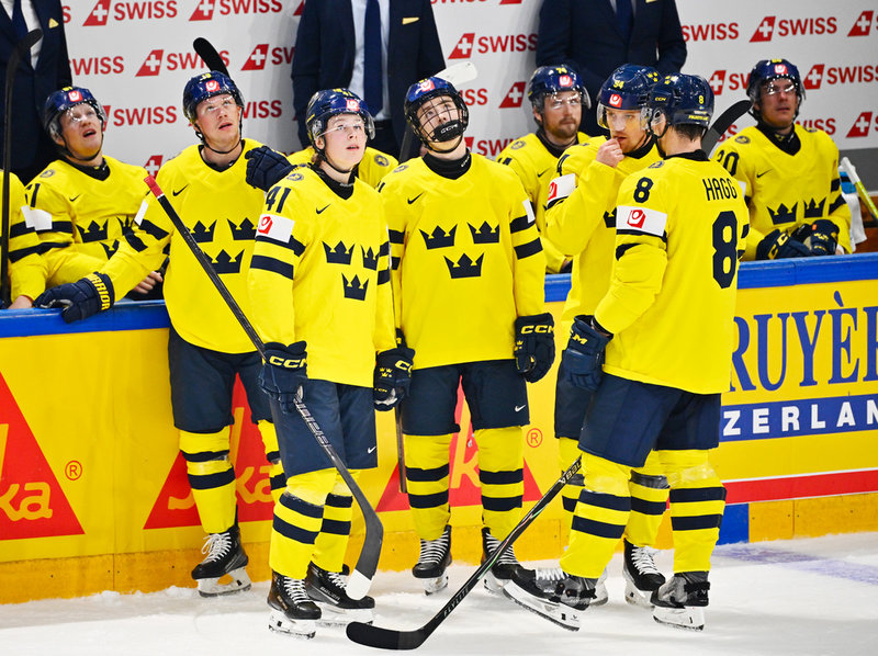 Lucas Raymond, stående längst till vänster, med sina kedjekamrater Ivar Stenberg (41) och Viggo Björck, med galler.