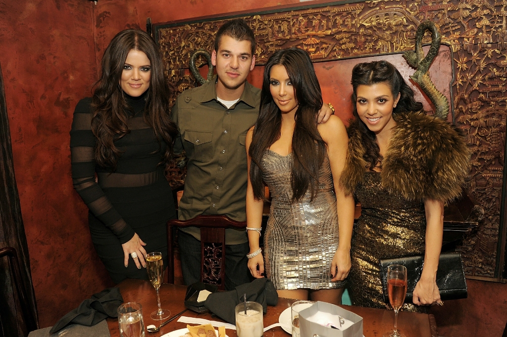 Khloe Kardashian, Rob Kardashian, Kim Kardashian och Kourtney Kardashian firar systerns Kims födelsedag. 