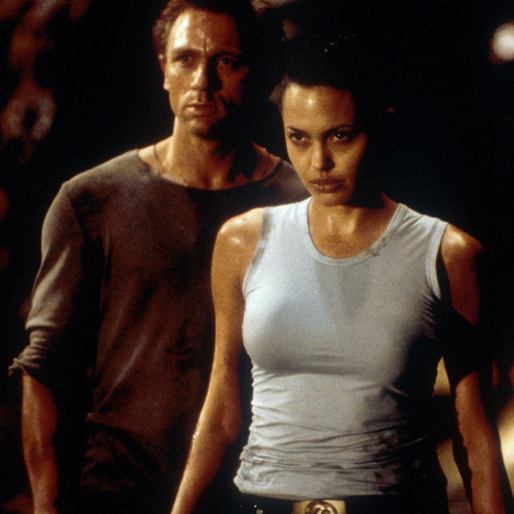Angelina Jolie som Lara Croft och Daniel Craig som Alexin i den tidigare Tomb Raider-filmen år 2001. 
