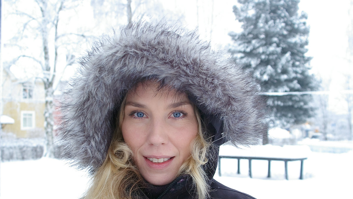 Kvinna med luva i snön. 
