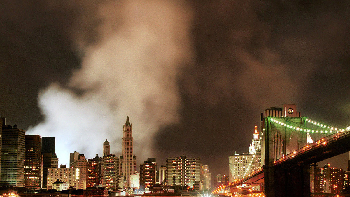 Den här bilden är tagen den 16 september 2001 – fem dagar efter attacken. Röken från de raserade byggnaderna väller fortfarande upp över Manhattans siluett. 
