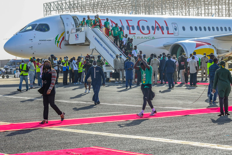 Landslaget anländer till flygplatsen.