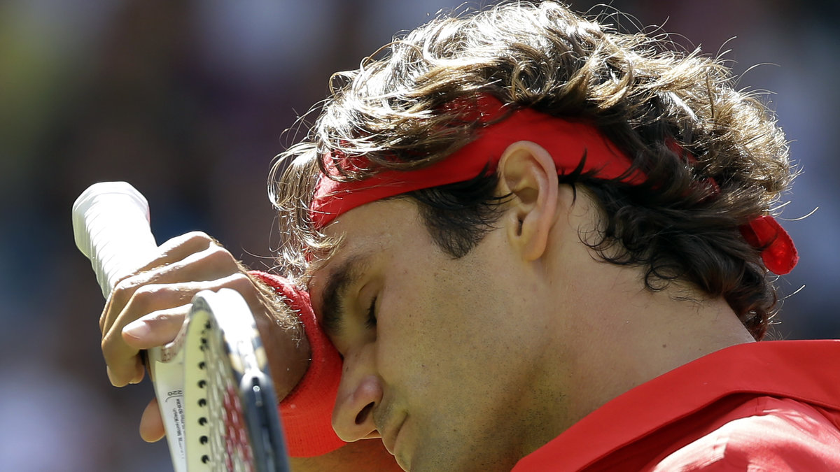 Världsettan Roger Federer, som vunnit allt utom OS-guld, föll tungt i finalen.