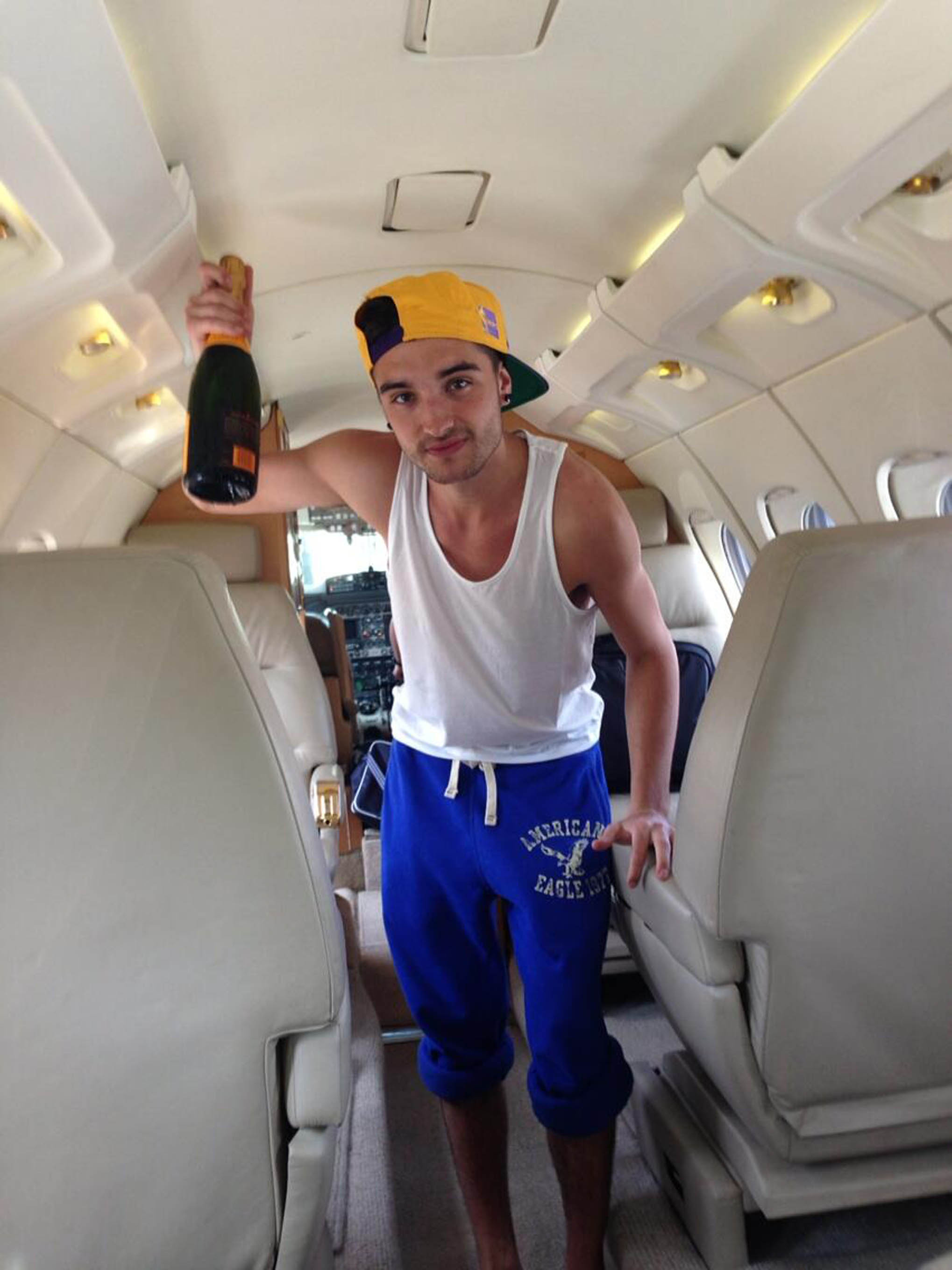 Privatjet, det firar Thomas Parker med champagne. Privatjet, det firar Thomas Parker med champagne.