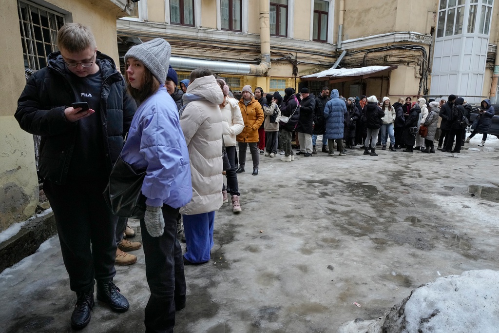 Människor står i kö i S:t Petersburg för att skriva under till stöd för den liberale presidentaspiranten Boris Nadezjdin.