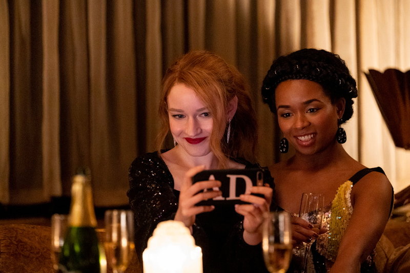 Julia Garner och Alexis Floyd i rollerna som den fejkade arvtagerskan Anna Delvey och vännen Neff Davis i 'Inventing Anna'. Pressbild.