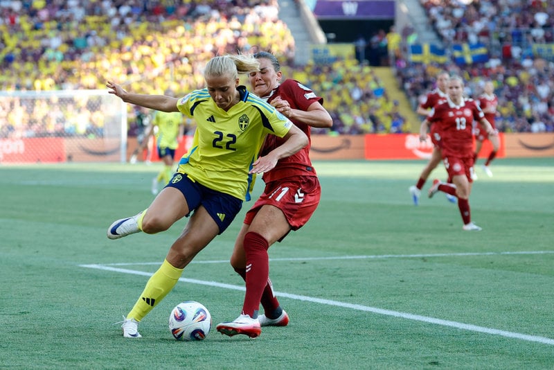 Sveriges Smilla Holmberg i närkamp om bollen med Danmarks Katrine Veje under fredagens EM-match mot Danmark.