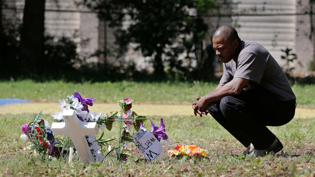 2015 var också ett år då flera svarta personer sköts ihjäl av polis i USA. Den 4 april dödades en flyende och obeväpnad man vid namn Walter Scott. Han sköts i ryggen av en polisman. Diskussionen om rasism inom den amerikanska polisen har fortsatt, och en rad andra uppmärksammade skjutningar med misstänkta rasistiska motiv inträffade under året. 