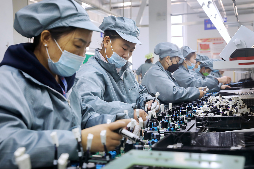 Kinas fabriker gick på högvarv förra året. Här en elektronikfabrik i staden Huabei i östra Kina. Arkivbild