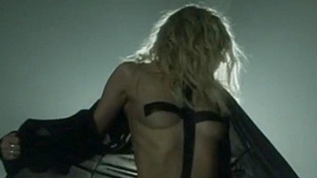 Taylor Momsen i sin nya video till låten "Heaven Knows". 