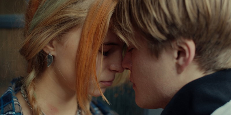 Komplicerade känslor uppstår mellan Leonora (Karoline Hamm) och Robin (Sylvester Byder) som slits mellan kärlek och det homosociala brödraskapet i 'Pojkar'. Pressbild.