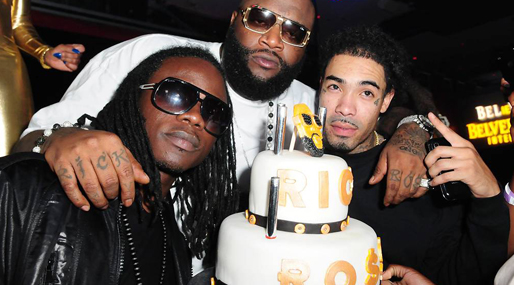 När hiphopstjärnan Rick Ross fyllde 35 firade han det på en strippklubb i Miami. Och badar man i pengar som Ross verkar göra så är det ju helt logiskt att han vaskade cirka 9 miljoner kronor som han helt enkelt kastade ut bland gästerna på strippklubben. När hiphopstjärnan Rick Ross fyllde 35 firade han det på en strippklubb i Miami. Och badar man i pengar som Ross verkar göra så är det ju helt logiskt att han vaskade cirka 9 miljoner kronor som han helt enkelt kastade ut bland gästerna på strippklubben.