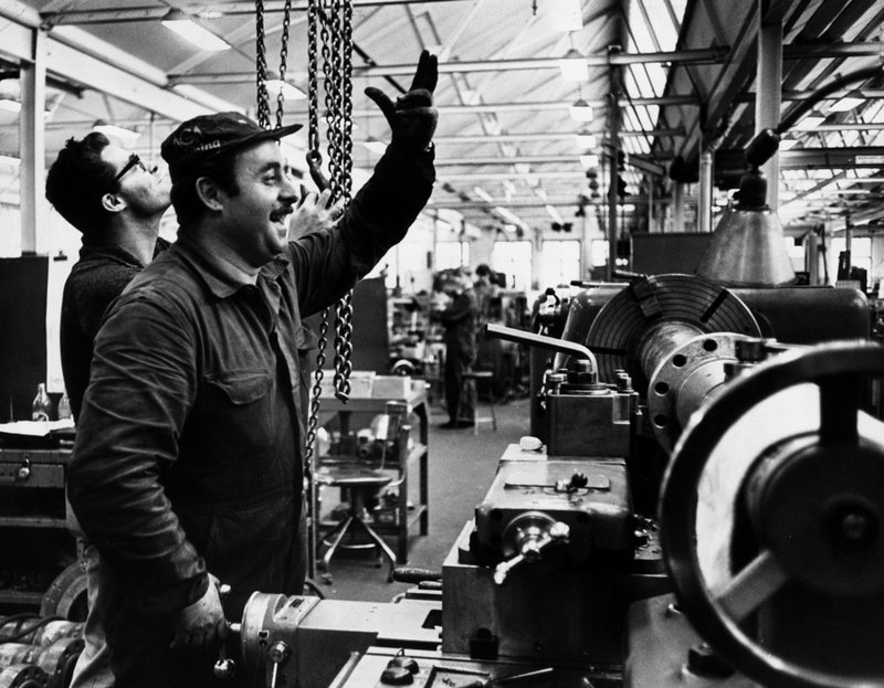 Luciano Veschetti var en av många arbetskraftsinvandrare som kom till Sverige från Italien i mitten av 1900-talet. Här i Agas verkstäder på Lidingö 1965. 