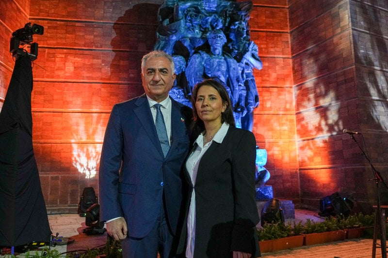 Kronprinsen Reza Pahlavi tillsammans med Israels dåvarande underrättelseminister Gila Gamlielpose i Jerusalem 2023.