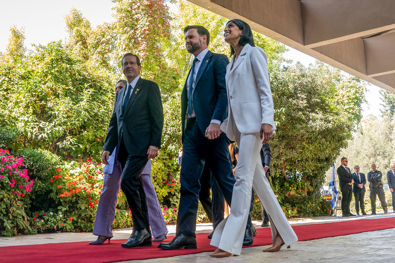 Israels president Isaac Herzog med frun Michal, till vänster i bild, sida vid sida med JD och Usha Vance vid presidentens residens i Jerusalem.