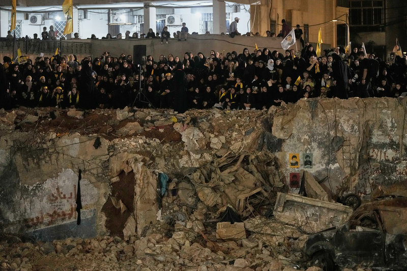 Hizbollahledaren Hassan Nasrallah dödades av bomber 2024, trots att han befann sig i en bunker djupt ned i marken i Beirut. Bilden visar den fortfarande ouppröjda platsen vid en minnesceremoni ett år efteråt.