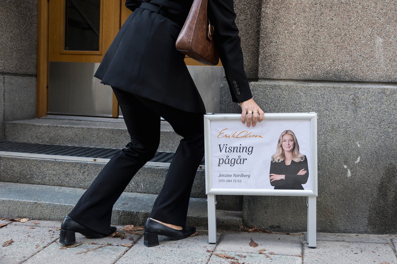 Mäklare runtom i landet vittnar om att färre bostadsspekulanter dyker upp på visningarna.