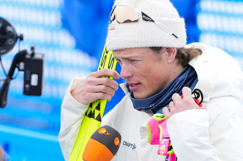 Skidkungen Johannes Høsflot Klæbo pratar med tysk tv efter guldet på 50 km.