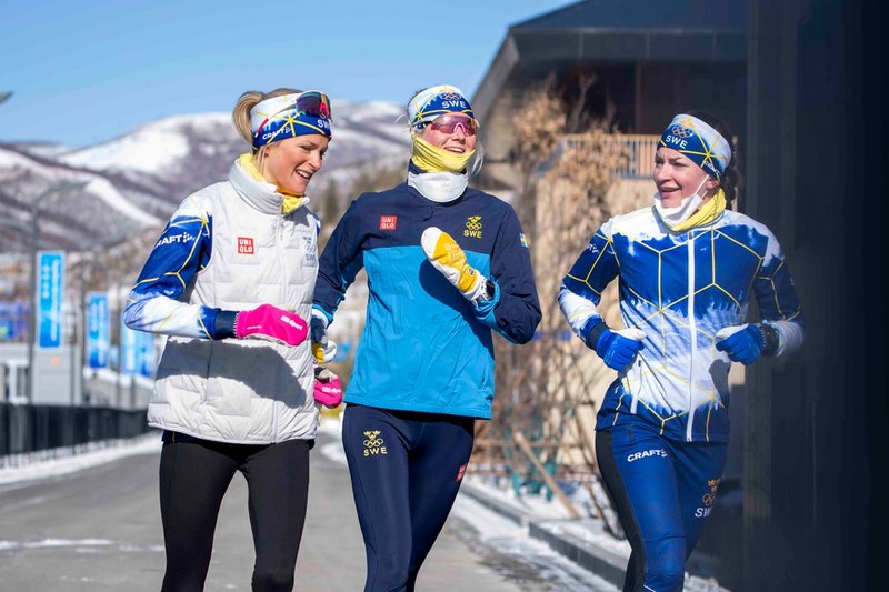 Frida Karlsson, Maja Dahlqvist och Moa Olsson på en löprunda i OS-byn i Zhangjiakou.