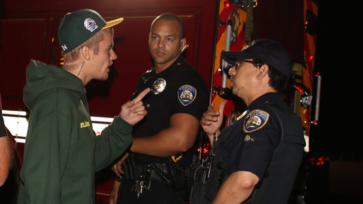 Bieber ses prata med poliserna på plats. 