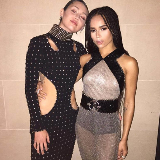Miley och Zoe på Met-Galan. Miley och Zoe på Met-Galan.