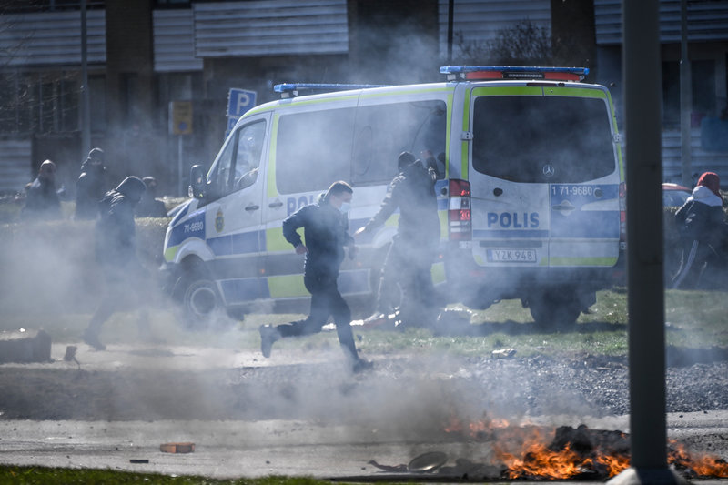 Polis och motdemonstranter drabbade samman på Koppargården i Landskrona på lördagseftermiddagen.
