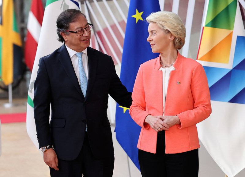 Colombias president Gustavo Petro med EU-kommissionens ordförande Ursula von der Leyen under det förra EU-Celac-mötet i Bryssel 2023.