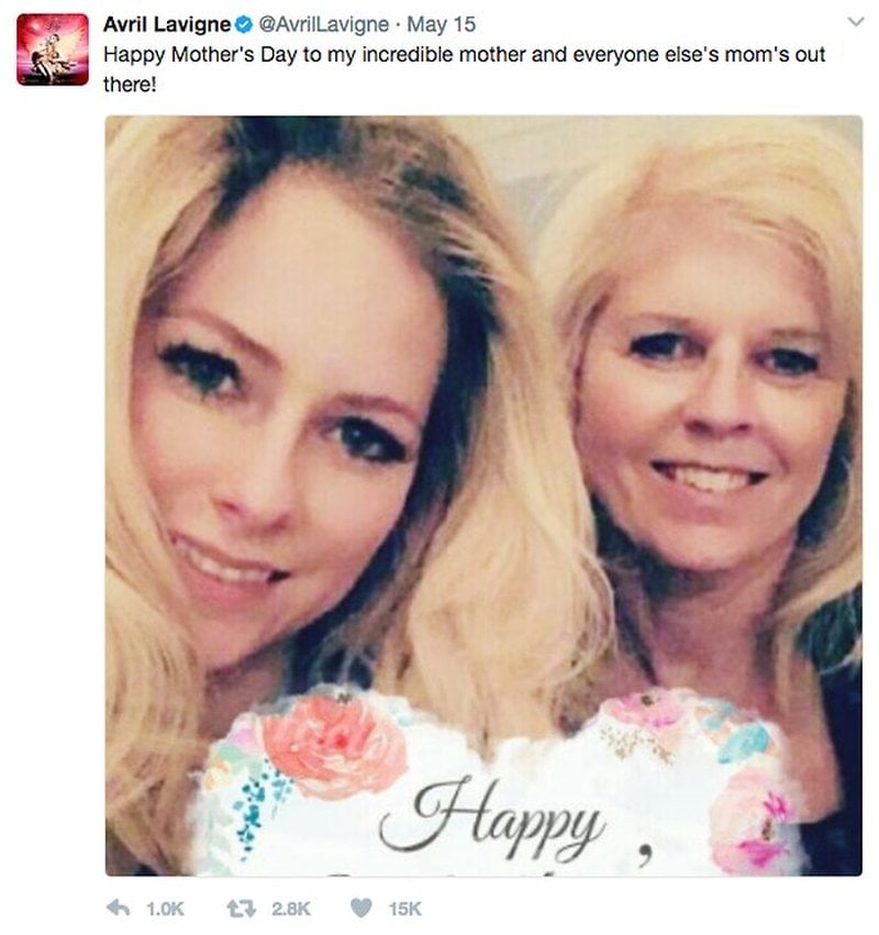 Avril Lavigne med sin mamma på Twitter Avril Lavigne med sin mamma på Twitter
