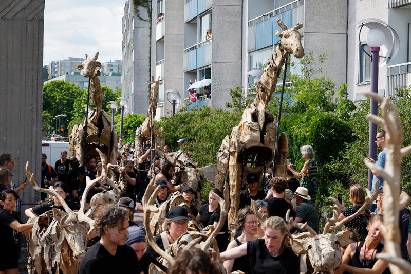 En parad av vilda djur gjorda i kartong vandrade genom Skärholmen på torsdagen. 