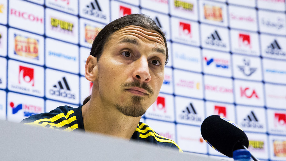 Zlatan på landslagets presskonferens. 