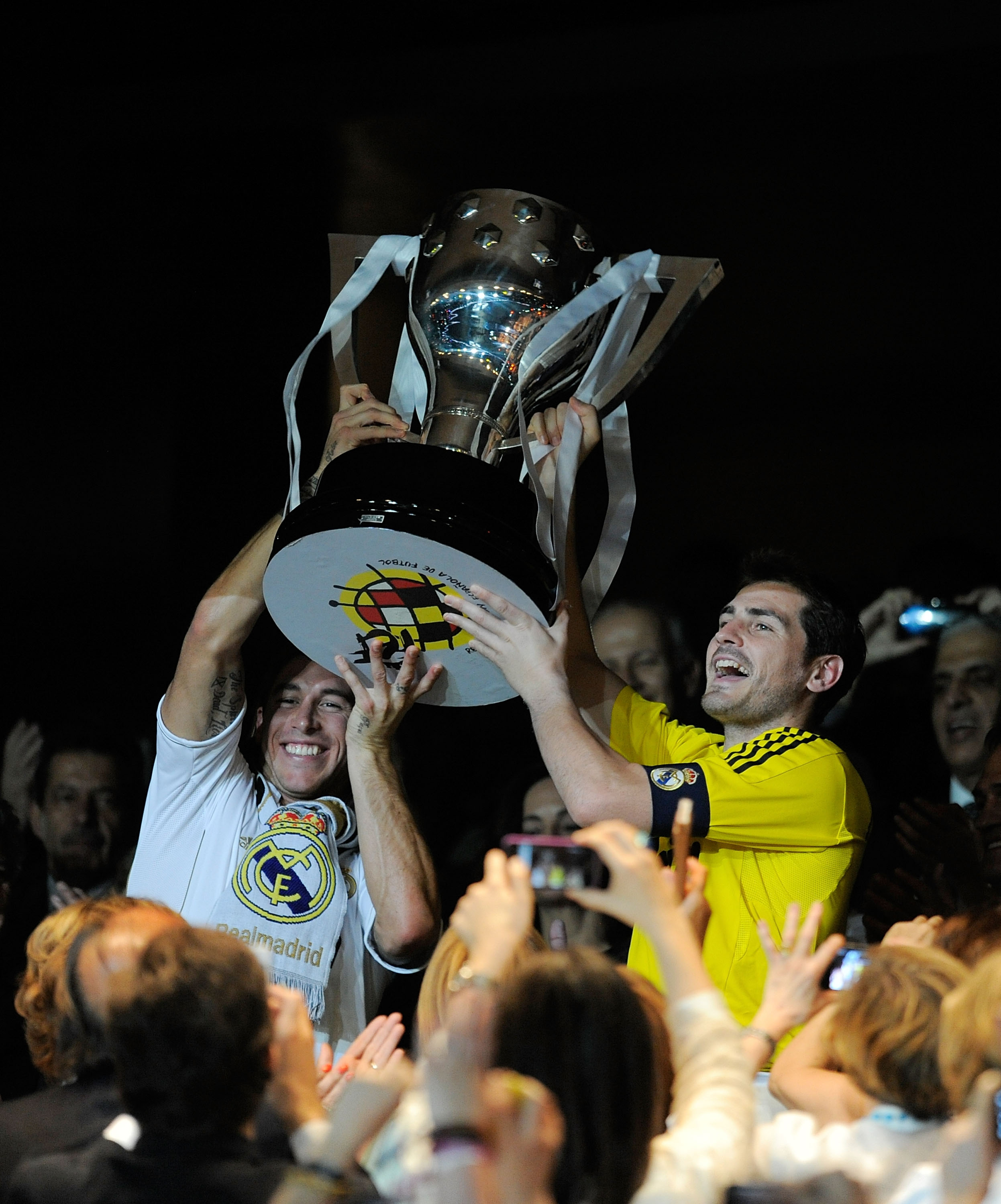 Iker Casillas och Sergio Ramos lyfter den jättelika bucklan.