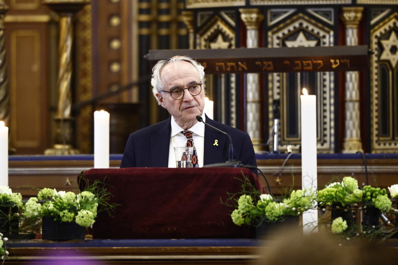 Richard Mühlrad, ordförande för Judiska församlingen i Stockholm, under ett tal vid en minneshögtid för Förintelsens offer i Stockholms stora synagoga i januari 2025.