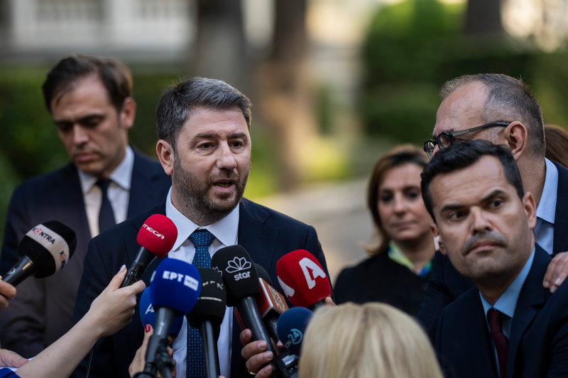 Det traditionella socialistpartiet Pasoks ledare, Nikos Androulakis, talar med medier i maj. Androulakis avlyssnades under 2021 i flera månader av underrättelsetjänsten.