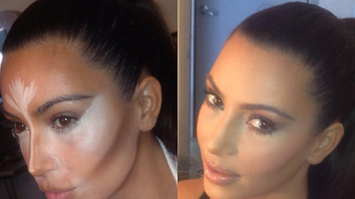 Kim Kardashian visar ett av stegen för att uppnå sin snygga makeuplook. Här har hon öst på med concealer.