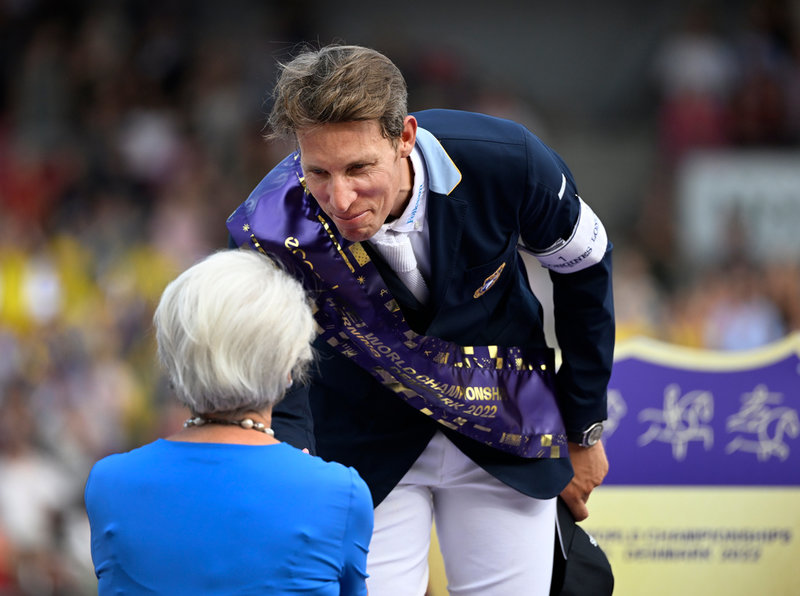 Henrik von Eckermann gratuleras av Danmarks prinsessa Benedikte.