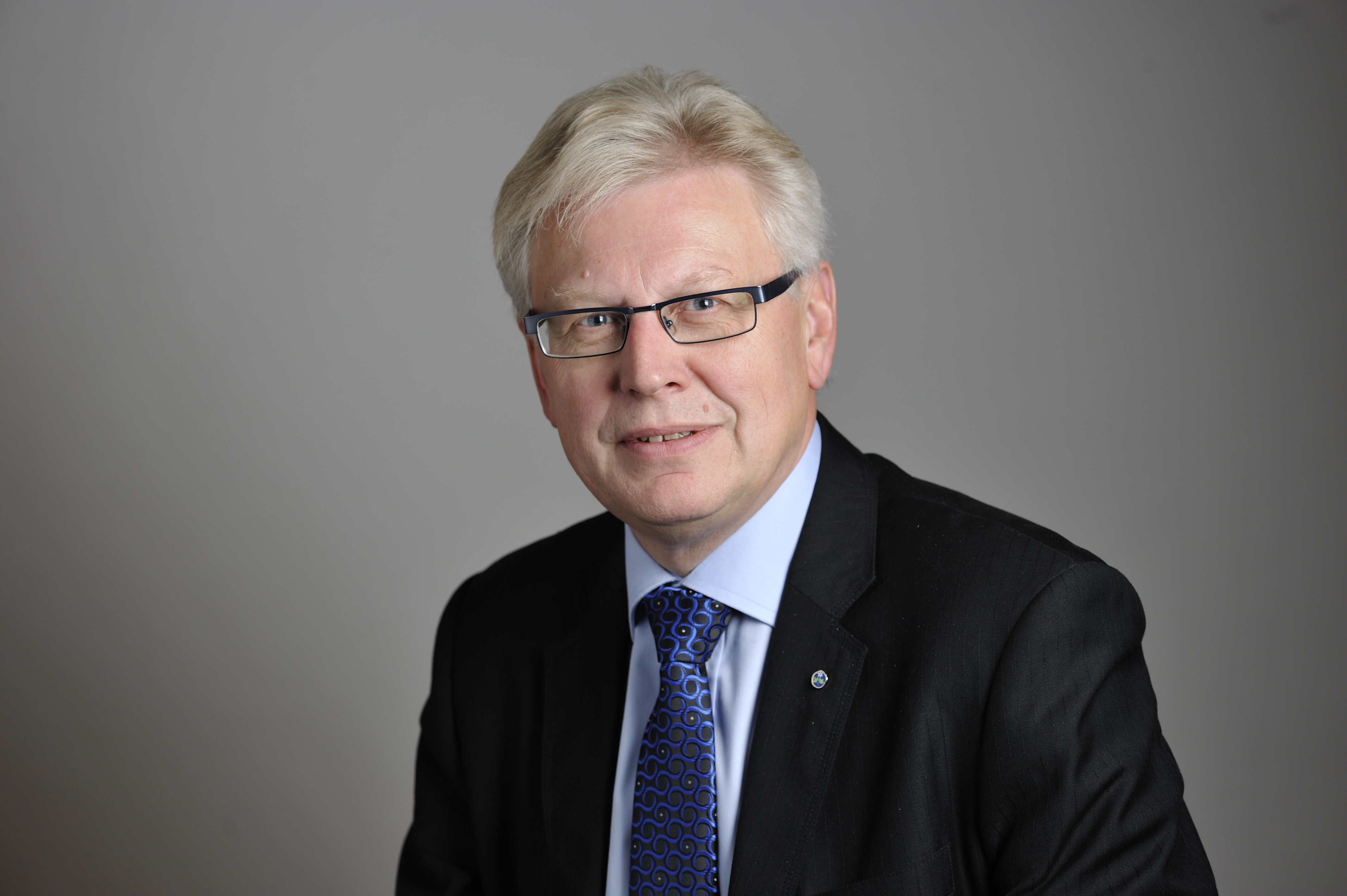 Kristdemokraternas äldrepolitiske talesperson Anders Andersson menar att Gustaf Douglas tidigare affärer är ett trovärdighetsproblem och att alla politiker och företagare måste rannsaka sig själva.